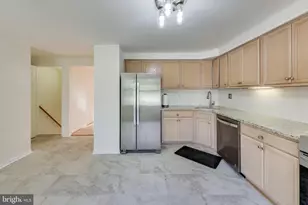 8932 Barrowgate Ct, Potomac, MD 20854 - Photo 6