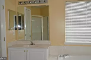 21323 Village Green Cir, Germantown, MD 20876 - Photo 10
