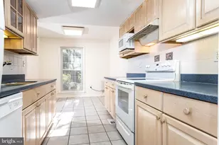 6705 Surreywood Ln, Bethesda, MD 20817 - Photo 4