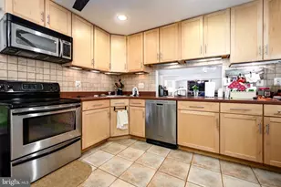11708 Magruder Ln, North Bethesda, MD 20852 - Photo 6