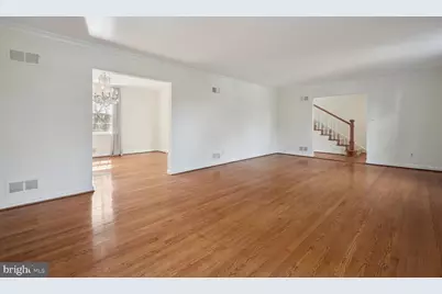5801 Hillburne Way, Chevy Chase, MD 20815 - Photo 4