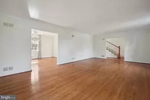 5801 Hillburne Way, Chevy Chase, MD 20815 - Photo 4