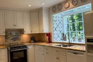 8209 Burning Tree Rd, Bethesda, MD 20817 - Photo 10