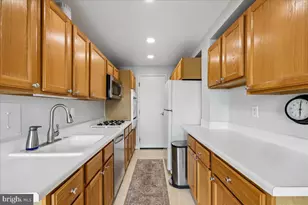 10201 Grosvenor Pl, Rockville, MD 20852 - Photo 20