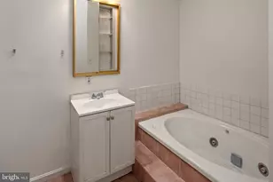 13627 Deerwater Dr, Germantown, MD 20874 - Photo 12