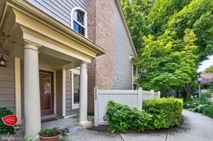 5724 Mayfair Manor Dr, North Bethesda, MD 20852 - Photo 2