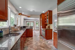 9233 Farnsworth Dr, Potomac, MD 20854 - Photo 10