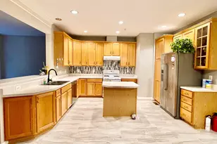 12402 Falconbridge Dr, North Potomac, MD 20878 - Photo 2
