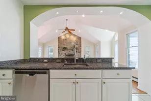 13200 Foxden Dr, Rockville, MD 20850 - Photo 38