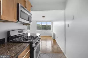 10201 Grosvenor Pl, Rockville, MD 20852 - Photo 10