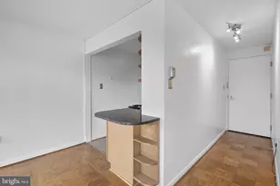10201 Grosvenor Pl, Rockville, MD 20852 - Photo 12