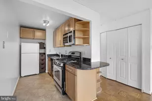 10201 Grosvenor Pl, Rockville, MD 20852 - Photo 8