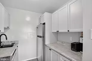 10401 Grosvenor Pl, Rockville, MD 20852 - Photo 8