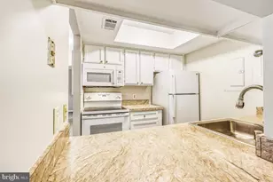 18328 Streamside Dr, Gaithersburg, MD 20879 - Photo 16