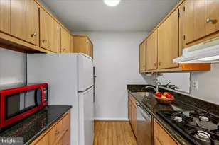 10401 Grosvenor Pl, Rockville, MD 20852 - Photo 6