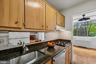 10401 Grosvenor Pl, Rockville, MD 20852 - Photo 12