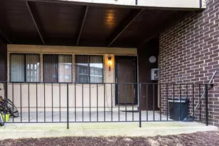 3926 Stone Gate Dr, Suitland, MD 20746 - Photo 2