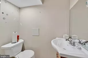 1910 Kent Village Dr, Hyattsville, MD 20785 - Photo 22