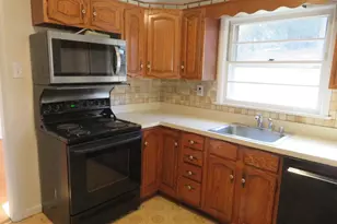 26 Lakeside Dr, Greenbelt, MD 20770 - Photo 8