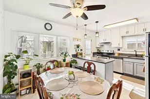 305 Cedar Ridge Dr, Oxon Hill, MD 20745 - Photo 2