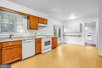 6935 Pineway, University Park, MD 20782 - Photo 6