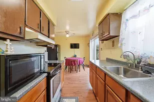 9005 Continental Pl, Hyattsville, MD 20785 - Photo 4