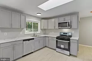 37 Lakeside Dr, Greenbelt, MD 20770 - Photo 4