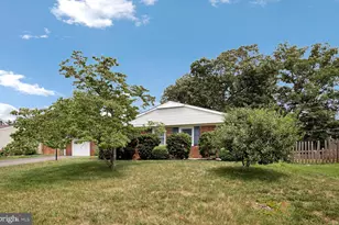 3907 Croydon Ln, Bowie, MD 20715 - Photo 2