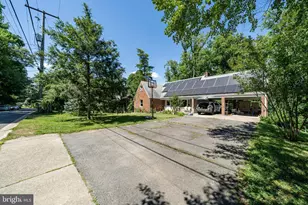 18 Lakeside Dr, Greenbelt, MD 20770 - Photo 2