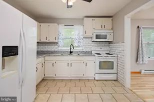 335 Yorkshire Dr, Hagerstown, MD 21740 - Photo 2