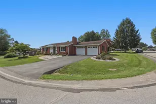 17601 Meadowood Dr, Hagerstown, MD 21740 - Photo 2