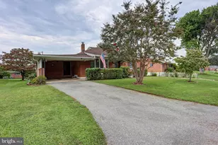 2239 Beverly Dr, Hagerstown, MD 21740 - Photo 2