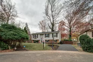 9117 Hunting Pines Pl, Fairfax, VA 22032 - Photo 8