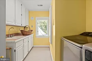 2401 Oakmont Ct, Oakton, VA 22124 - Photo 38