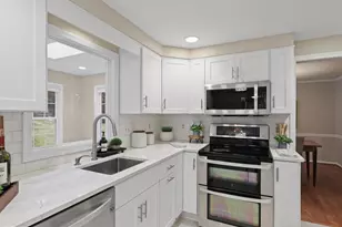 12133 Queens Brigade Dr, Fairfax, VA 22030 - Photo 8