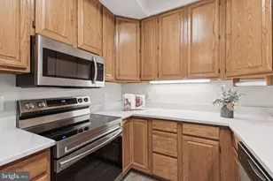 1361 Garden Wall Cir, Reston, VA 20194 - Photo 8