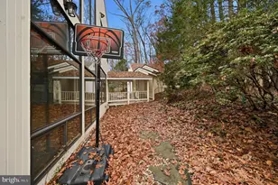 10701 Sycamore Springs Ln, Great Falls, VA 22066 - Photo 92