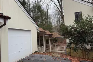 10701 Sycamore Springs Ln, Great Falls, VA 22066 - Photo 22