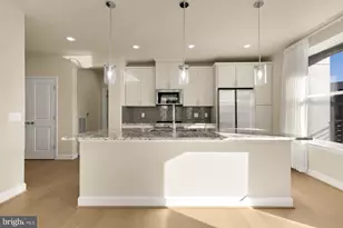 9555 Saintsbury Dr, Fairfax, VA 22031 - Photo 8