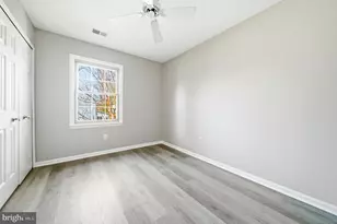 10360 Hampshire Green Ave, Fairfax, VA 22032 - Photo 12