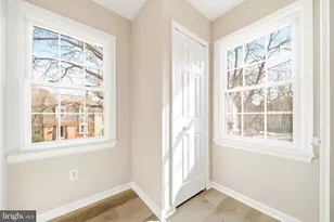 10360 Hampshire Green Ave, Fairfax, VA 22032 - Photo 20