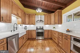 6803 Derrell Ct, Alexandria, VA 22307 - Photo 2