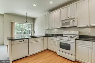 122 Shepherdson Ln NE, Vienna, VA 22180 - Photo 10