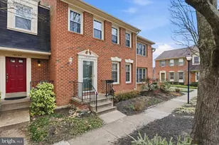 10137 Village Knolls Ct, Oakton, VA 22124 - Photo 1