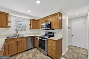 1153 Kettle Pond Ln, Great Falls, VA 22066 - Photo 12