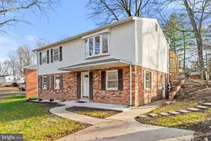 13719 McGill Dr, Chantilly, VA 20151 - Photo 2