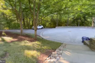 1100 Crest Ln, McLean, VA 22101 - Photo 10