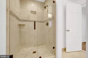 9982 Blackberry Ln, Great Falls, VA 22066 - Photo 18