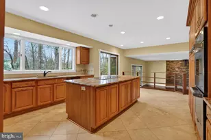 905 Falls Bridge Ln, Great Falls, VA 22066 - Photo 2