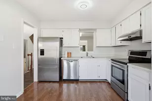 6739 Rockledge Pl, Centreville, VA 20121 - Photo 8